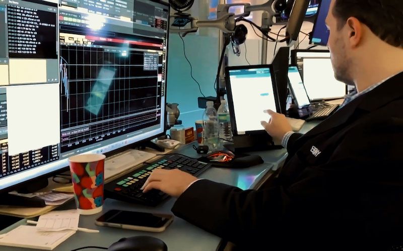 格陵兰冲突威胁未除，黄金美元却同步“熄火”：市场这轮诡异平静，是暴风雨前兆还是危险假动作？