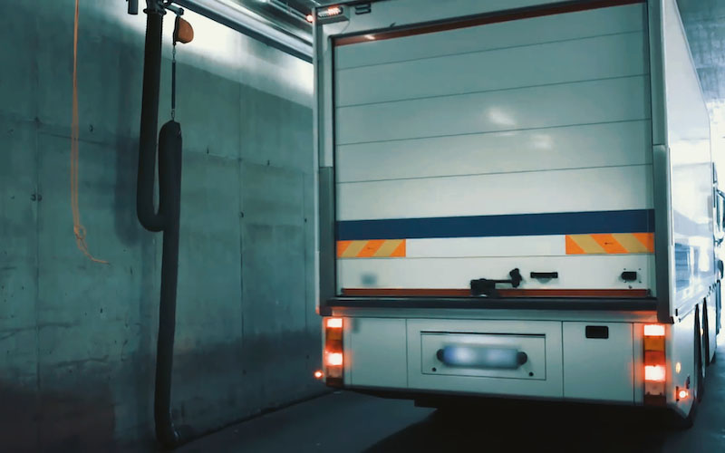 海峡运输瘫痪阴影笼罩，三天暴涨后原油还能冲向新高吗？