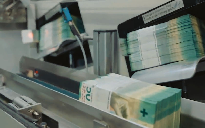 鲍威尔被曝可能“赖着不走”，美元在等待一场央行保卫战的结局