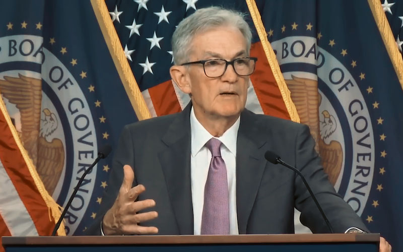 นายเจอโรม พาวเวลล์ ประธานธนาคารกลางสหรัฐ ส่งสัญญาณสำคัญว่า ความคาดหวังด้านอัตราเงินเฟ้อมีเสถียรภาพ และไม่จำเป็นต้องขึ้นอัตราดอกเบี้ยเพื่อรับมือกับวิกฤตพลังงาน